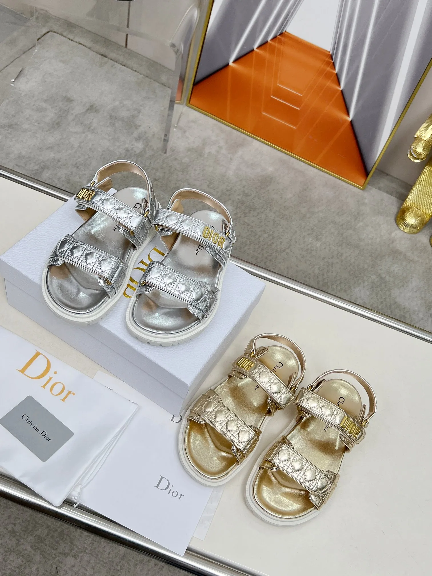 👟👟Ex-factory price 500👟👟Dior👏👏new classic style. 🔥Purchasing-level qualityThe most popular thick-soled sandals in foreign counters. Upper➕Inside: original customized material, original mold opening of sole 1.1 (lightweight, code number 35-40 (41/42 can be customized)
